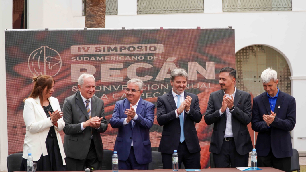 Autoridades durante el lanzamiento del IV Simposio Sudamericano de Pecán en el Centro de Arte y Tecnología Aplicada (CATA)