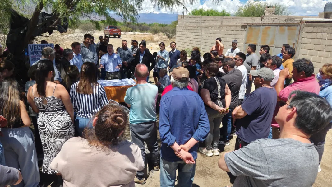 Reunión entre funcionarios provinciales y vecinos de Malli por la obra de cloacas en Andalgalá
