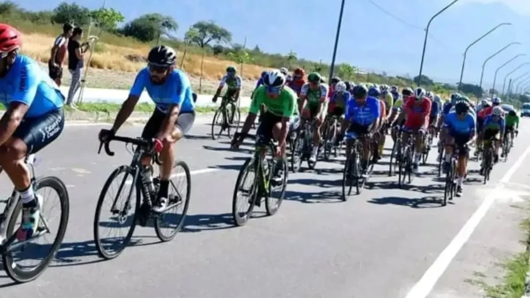 Ciclistas en competencia durante la Vuelta al Valle Open en Catamarca