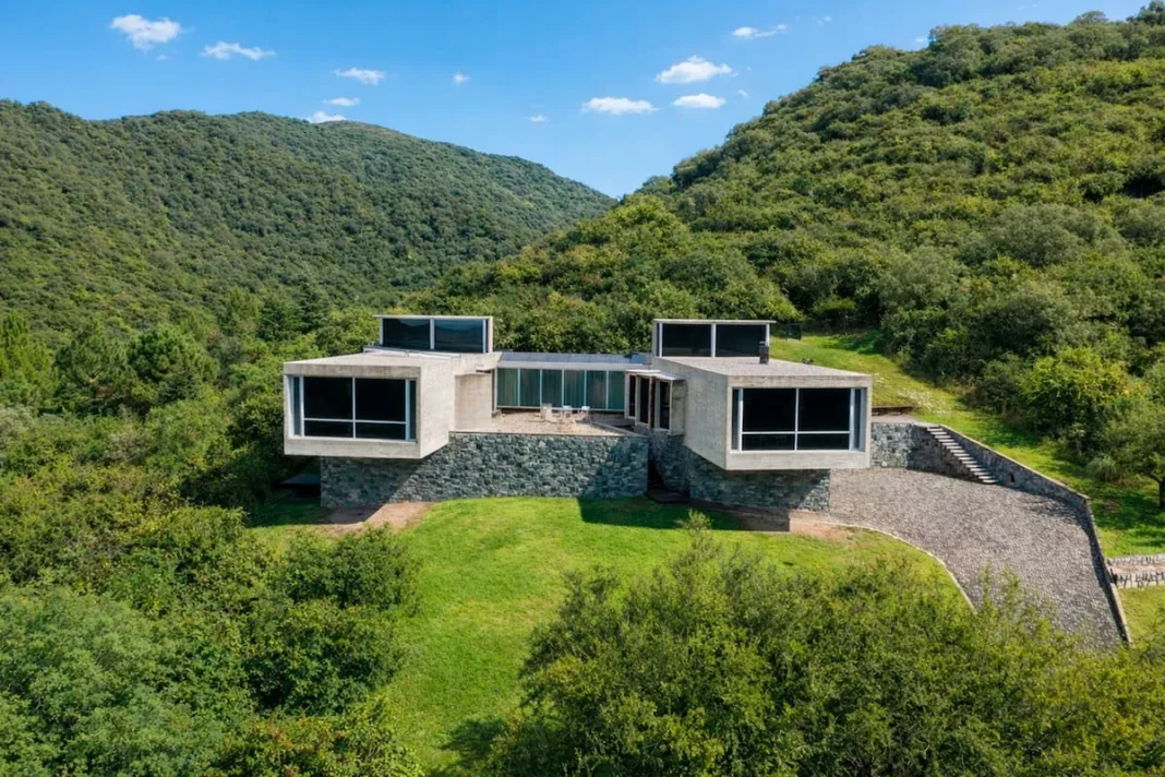Fachada de la Casa Nekola diseñada por Miguel Ángel Roca en Río Ceballos