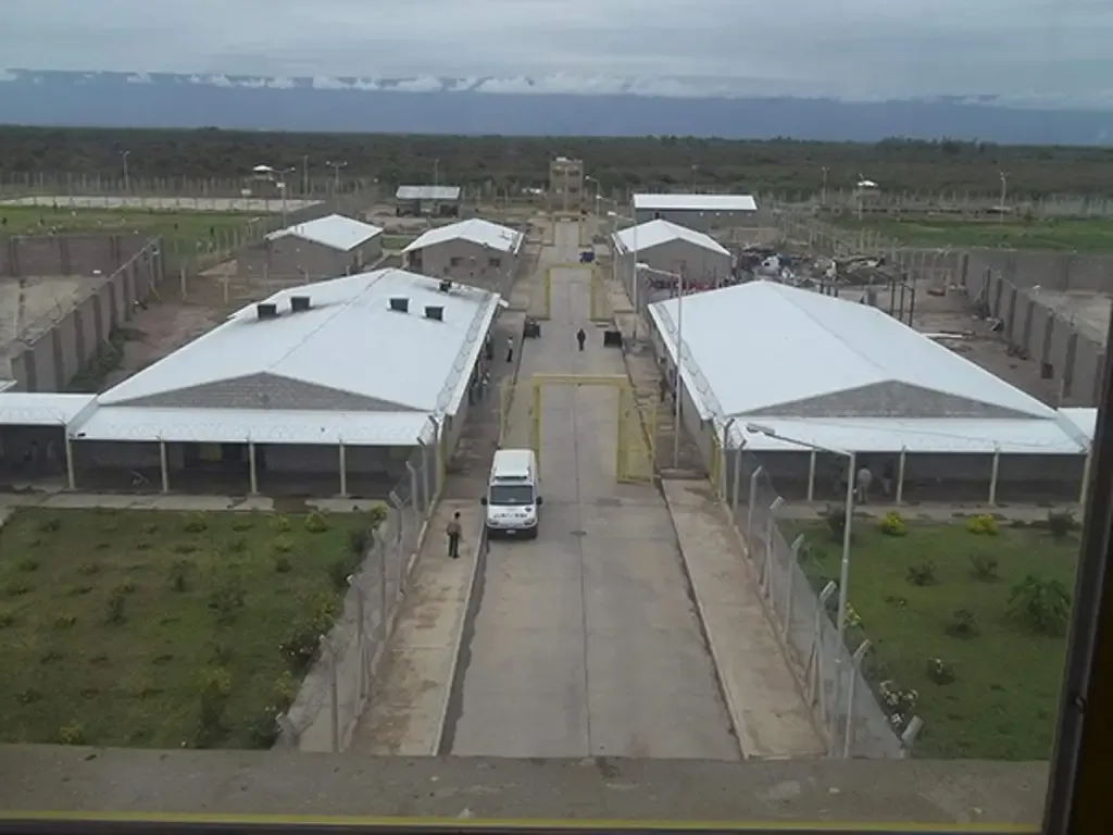 Móvil policial frente al Servicio Penitenciario de Miraflores durante operativo