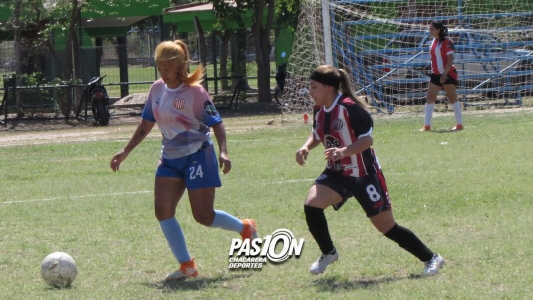 Partido de fútbol femenino de la Liga Chacarera en la cancha de la UNCa