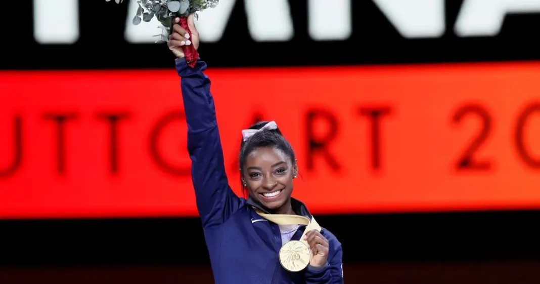 Simone Biles y su esposo Jonathan Owens frente a su mansión en Texas