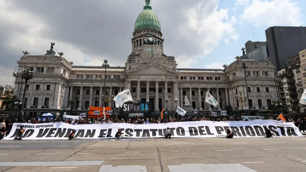 Movilización de trabajadores de prensa frente al Congreso de la Nación