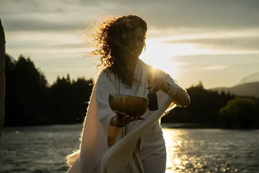 Sol Wais durante una sesión de sound healing con cuencos tibetanos