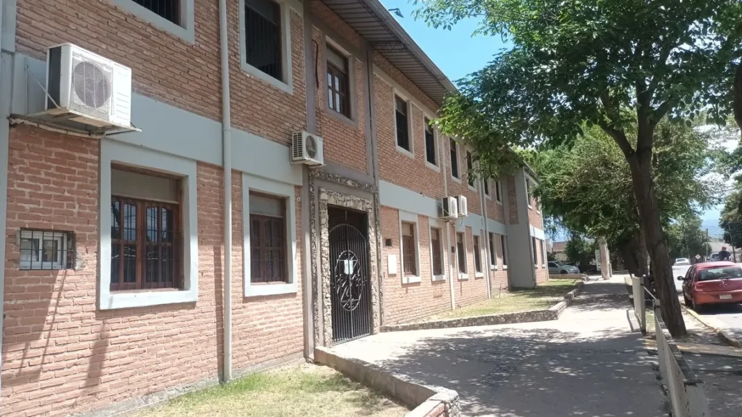 Fachada del Centro Educativo N.º 3 'Maestra María Emilia Azar' en San Isidro, Valle Viejo