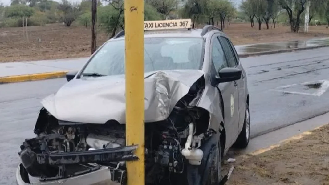 Taxi siniestrado contra un poste de energía en la zona norte de la Capital
