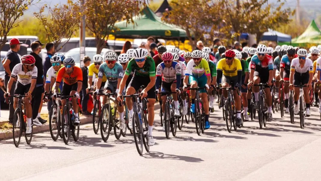 Ciclistas compitiendo en la Vuelta al Valle Open en el Velódromo Municipal de Catamarca