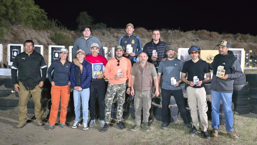 Tiradores participando en la jornada de tiro FBI organizada por la Fundación Tiro Deportivo Catamarca