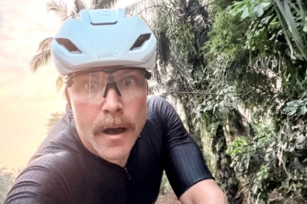 Valtteri Bottas durante un recorrido en bicicleta