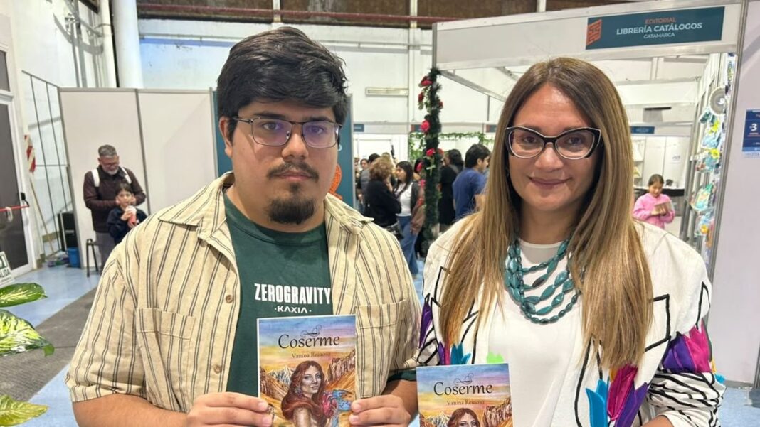 Vanina Reinoso presentando su poemario Coserme en la Feria del Libro de Catamarca