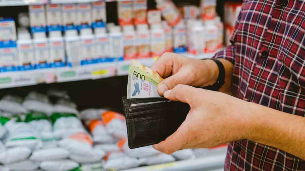 Góndola de productos lácteos en un supermercado