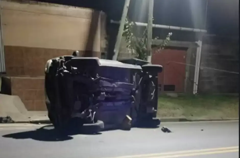 Móvil policial y personal de emergencias en el lugar del vuelco en avenida Cobacho y Manuel Navarro
