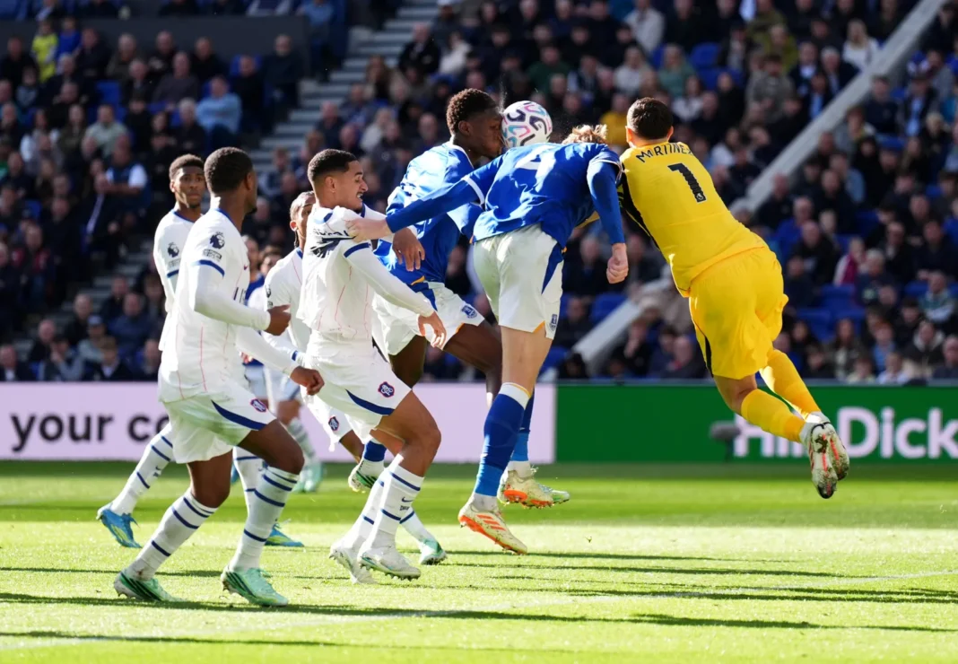 Emiliano Dibu Martínez en camilla tras el choque con Jarrad Branthwaite durante el partido Chelsea vs Everton